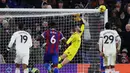 Penjaga gawang Manchester United David de Gea gagal menghalau bola dari tendangan bebas yang dilakukan oleh pemain Crystal Palace dalam pertandingan lanjutan Liga Inggris 2022/2023 yang berlangsung di Selhurst Park, London, Kamis (19/1/2023).  (AFP/Adrian Dennis)