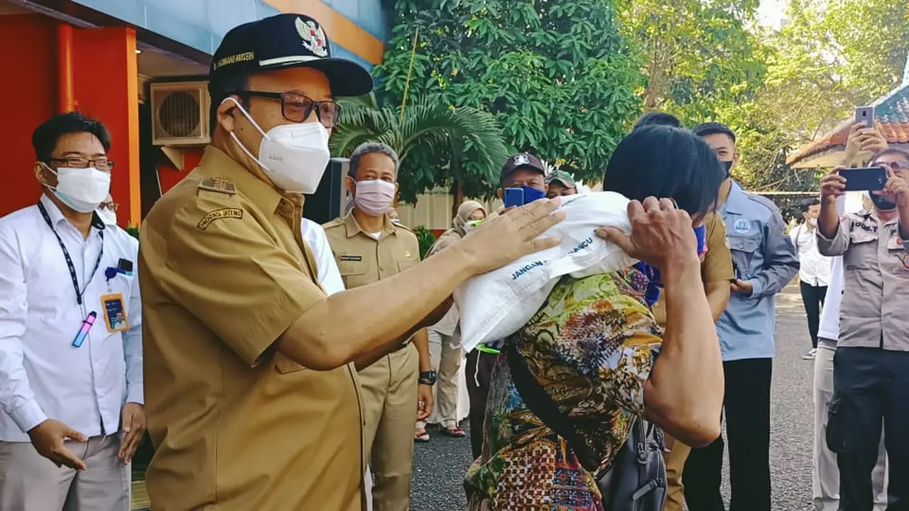 Bupati Banyumas, Achmad Husein melaunching penyaluran beras PPKM di Kantor Perum Bulog Cabang Banyumas, Purwokerto. (Foto: Liputan6.com/Humas Pemkab Banyumas)