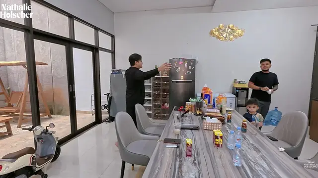 Ruang Makan dan Dapur Rumah Nathalie Holscher