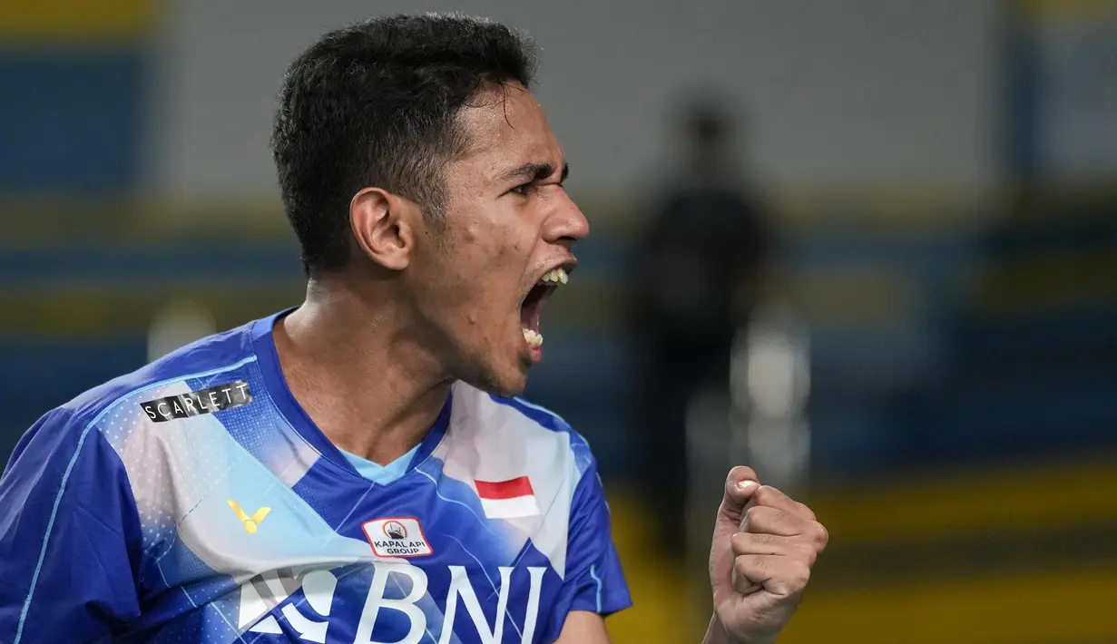 <p>Pemain badminton Indonesia Chico Aura Dwi Wardoyo bereaksi setelah mengalahkan pemain badminton Jepang Kento Momota pada pertandingan kualifikasi tunggal putra Badminton Asia Championships 2022 di Muntinlupa, Filipina, Rabu (27/4/2022). (AP Photo/Aaron Favila)</p>