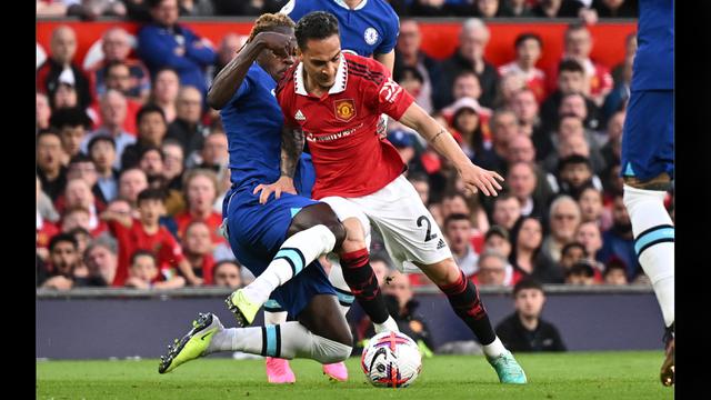 Foto: Detik-detik Antony Meringis Kesakitan Setelah di Tekel Pemain Chelsea dari Belakang