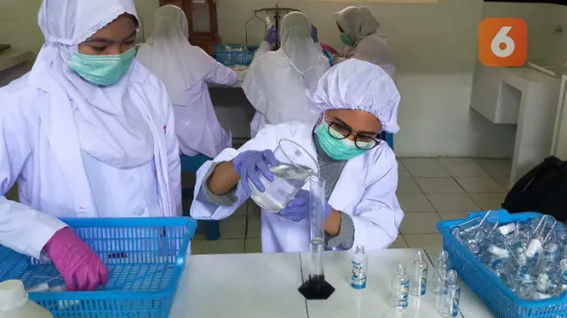 Hand Sanitizer dari Laboratorium Sekolah Kejuruan di Malang