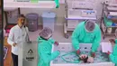 Rio lahir melalui proses inseminasi buatan (ART) yang keempat setelah penantian selama 9 tahun. Tampak dalam foto, Duta Besar China untuk Indonesia, Wang Lutong memberi keterangan di depan video yang menampilkan staf saat merawat Satrio Wiratama, yang dijuluki 'Rio', anak panda raksasa pertama yang lahir di Indonesia, yang ditampilkan di layar selama konferensi pers di Taman Safari Indonesia, Bogor, Jawa Barat, Selasa 6 Januari 2026. (AP Photo/Dita Alangkara)