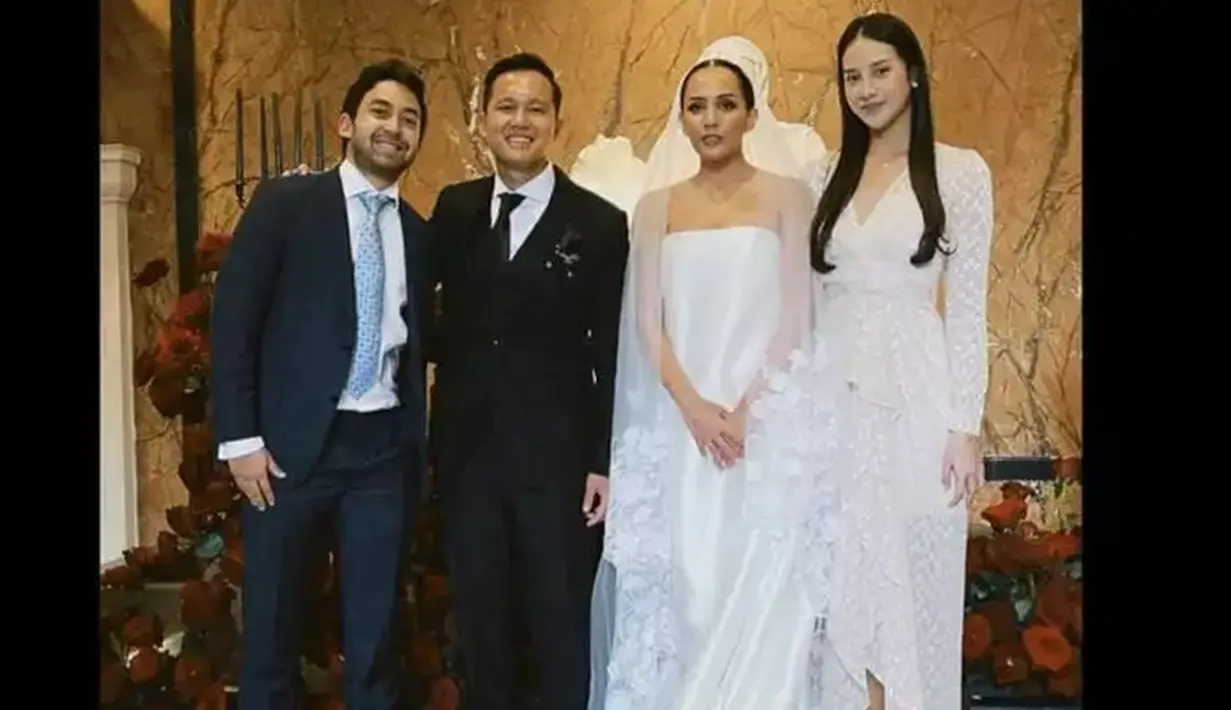 Dalam acara pernikahan Angel Pieters, bintang web series 'Layangan Putus' itu tampil lebih sederhana dibanding saat dirinya hadir di resepsi pernikahan Chelsea Islan. Meski begitu, Anya tetap terlihat memesona dengan mengenakan dress putih. Tidak sendiri, ia juga datang ditemani sang kekasih, Nadif Zahiruddin. (Liputan6.com/IG/@anyageraldine)