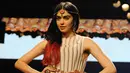 Aktris Bollywood India Adah Sharma berjalan di atas catwalk saat mengenakan busana rancangan desainer Galang Gabaan di Lakmé Fashion Week Summer Resort 2017 di Mumbai, India  (2/2). (AFP Photo/Stringer)