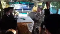 Viral! Pernikahan ini dilangsungkan di atas bus