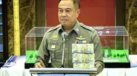 Kepala Kepolisian Bangkok bersama uang sayembara penemuan bomber Bangkok. Polisi menghadiahi uang tersebut ke institusinya sendiri karena berhasil menangkap pria yang diduga ada hubungannya dengan bomber Bangkok (ABC News)