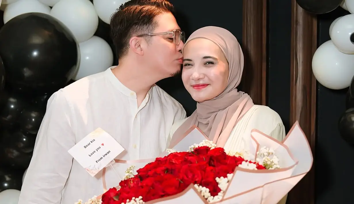 Momen kejutan yang diinisiasi oleh Irwansyah ini menjadi salah satu bentuk kasih sayangnya terhadap Zaskia yang telah setia mendampinginya selama 13 tahun pernikahan. Ibu satu anak itu juga mendapat buket bunga mawar besar dan ciuman hangat dari suami tercinta. (Liputan6.com/IG/@zaskiasungkar15)