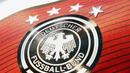 Usai menjadi kampiun Piala Dunia 2014, tanda bintang di atas logo federasi sepak bola Jerman bertambah menjadi empat, Frankfurt, (14/7/2014). (REUTERS/Ralph Orlowski)