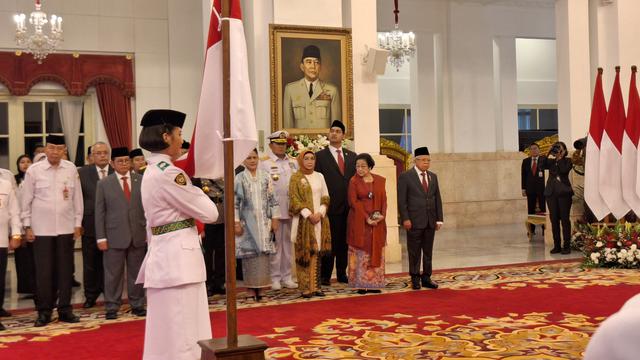 Presiden Joko Widodo atau Jokowi mengukuhkan 76 anggota Pasukan Pengibar Bendera Pusaka (Paskibraka) yang akan bertugas saat peringatan HUT Kemerdekaan ke-78 RI di Istana Merdeka Jakarta