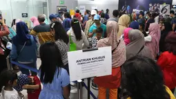 Warga antre untuk menaiki kereta Moda Raya Terpadu (MRT)  pada libur lebaran 2019 di Stasiun MRT Bundaran HI, Jakarta, Kamis (6/6/2019). Libur Hari Raya Idul Fitri dijadikan momen bagi warga Jakarta untuk mencoba MRT, meski sudah tak gratis lagi. (Liputan6.com/Johan Tallo)