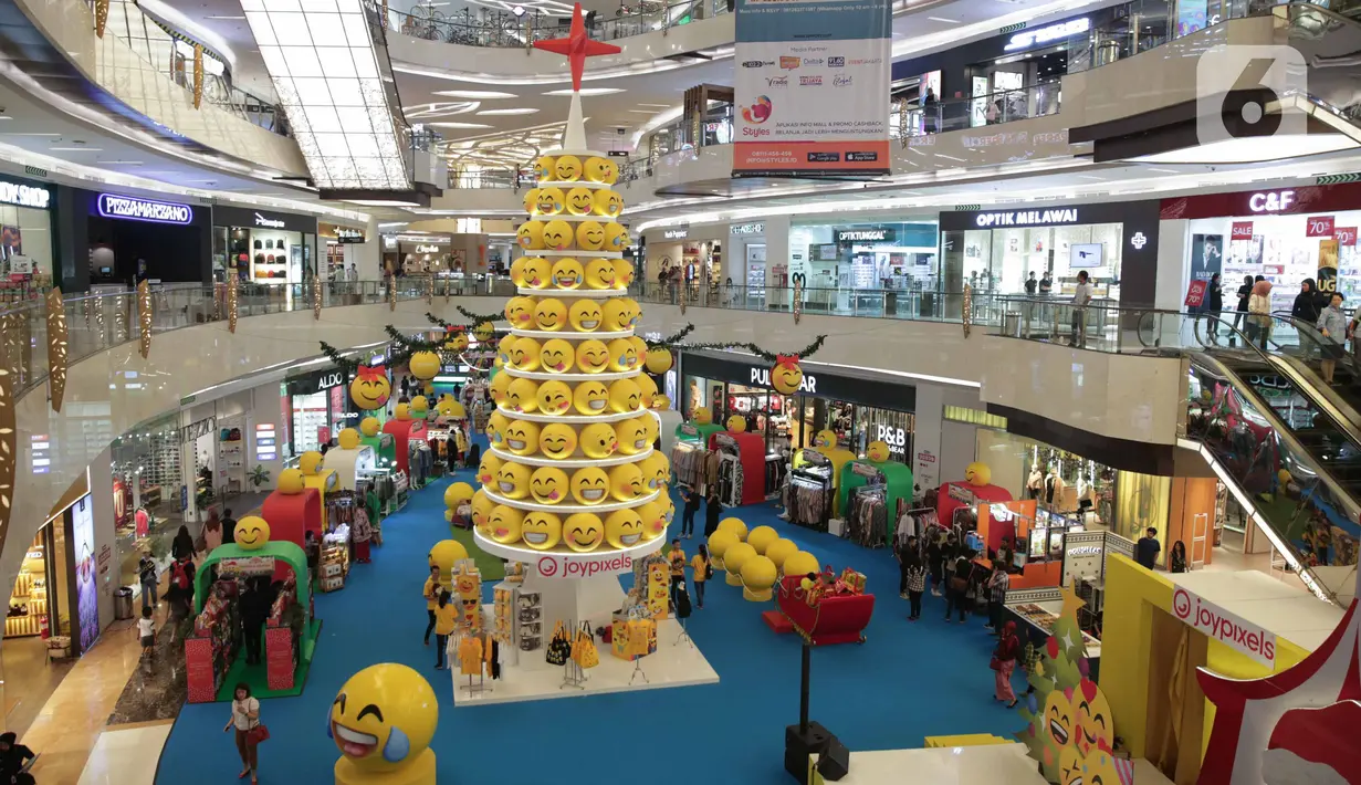 Dekorasi Natal menghiasi mal di daerah Kemang, Jakarta, Senin (16/12/2019). Selain untuk memikat pengunjung, dekorasi Natal dibuat untuk menghadirkan suasana meriah. (Liputan6.com/Faizal Fanani)