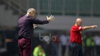 Pelatih PBFC , Dragan Djukanovic memberikan instruksi saat timnya melawan PS TNI pada lanjuta Liga 1 Indonesia di Stadion Pakansari, Bogor, Senin (17/4/2017). PS TNI dan PBFC bermain imbang 1-1. (Bola.com/Nicklas Hanoatubun)