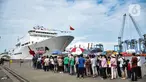 Warga saat antre untuk pemeriksaan kesehatan gratis oleh tim medis kesehatan dari Kapal RS Peace Ark milik Tentara Pembebasan Rakyat China (PLA) di kawasan JICT 2 Tanjung Priok, Jakarta Utara, Selasa (15/11/2022). Layanan pengobatan gratis untuk masyarakat umum ini merupakan bagian dari misi kemanusiaan Kapal RS Peace Ark ke luar negeri yang ke-10 setelah sebelumnya melakukan kunjungan ke Indonesia pada 2013. (merdeka.com/Iqbal S. Nugroho)