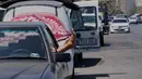 Seorang pengungsi yang meninggalkan desanya di Lebanon Selatan meregangkan kakinya dari mobil tempat ia berlindung di jalan kota pelabuhan selatan Sidon, Rabu 10 Juni 2026. (AP Photo/Mohammed Zaatari)