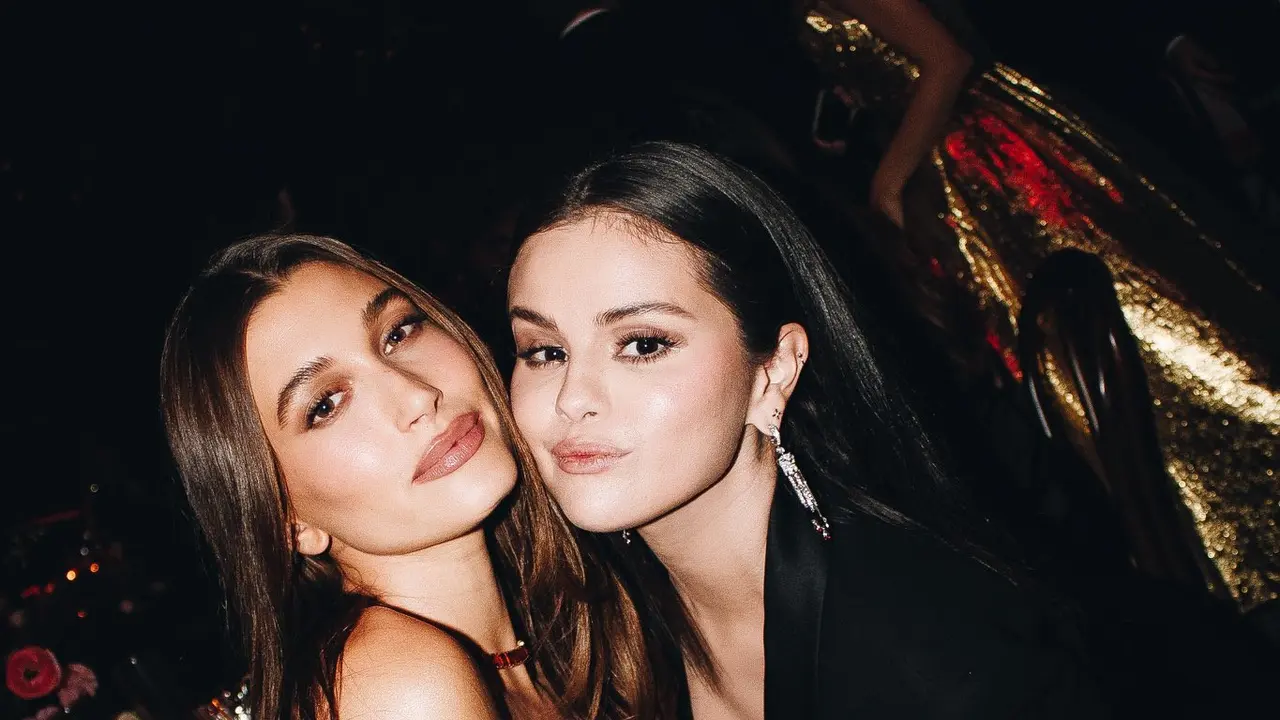 Selena Gomez dan Hailey Bieber.