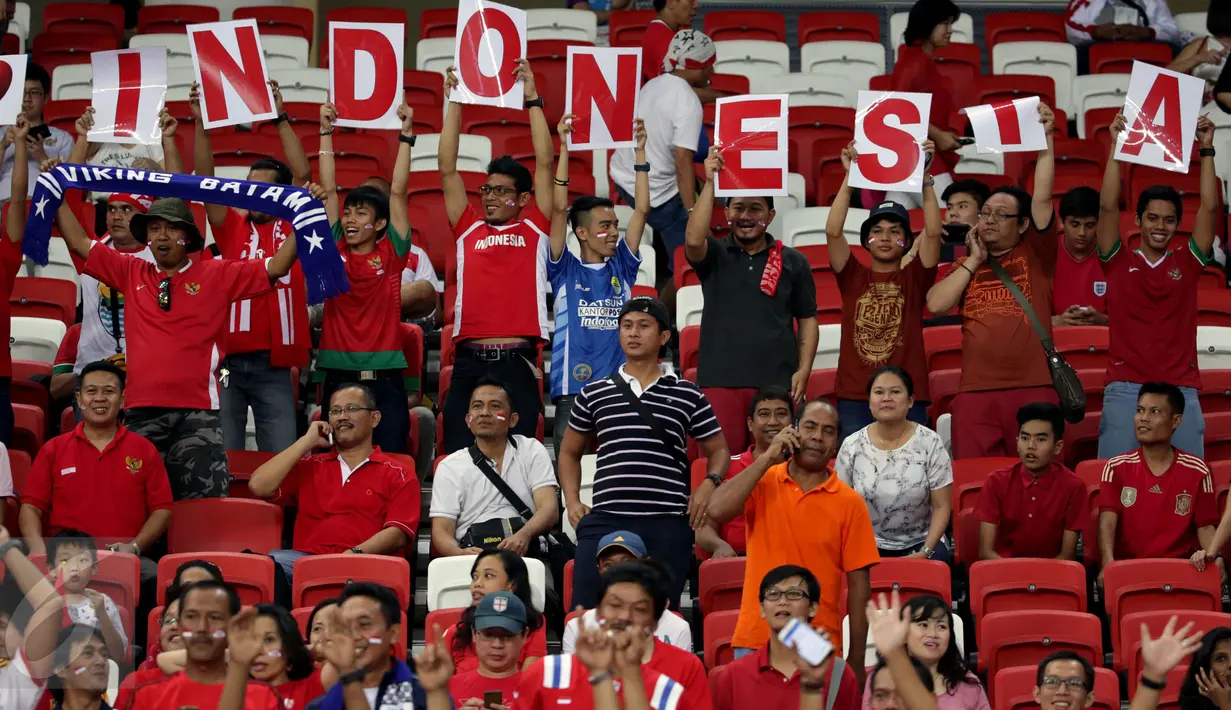 Ratusan suporter timnas Indonesia U-23 terus memberikan dukungan buat Evan Dimas dkk saat laga melawan Thailand di semifinal sepak bola SEA Games ke-28 di National Stadium Singapore, (13/6/2015). Indonesia kalah 0-5. (Liputan6.com/Helmi Fithriansyah)