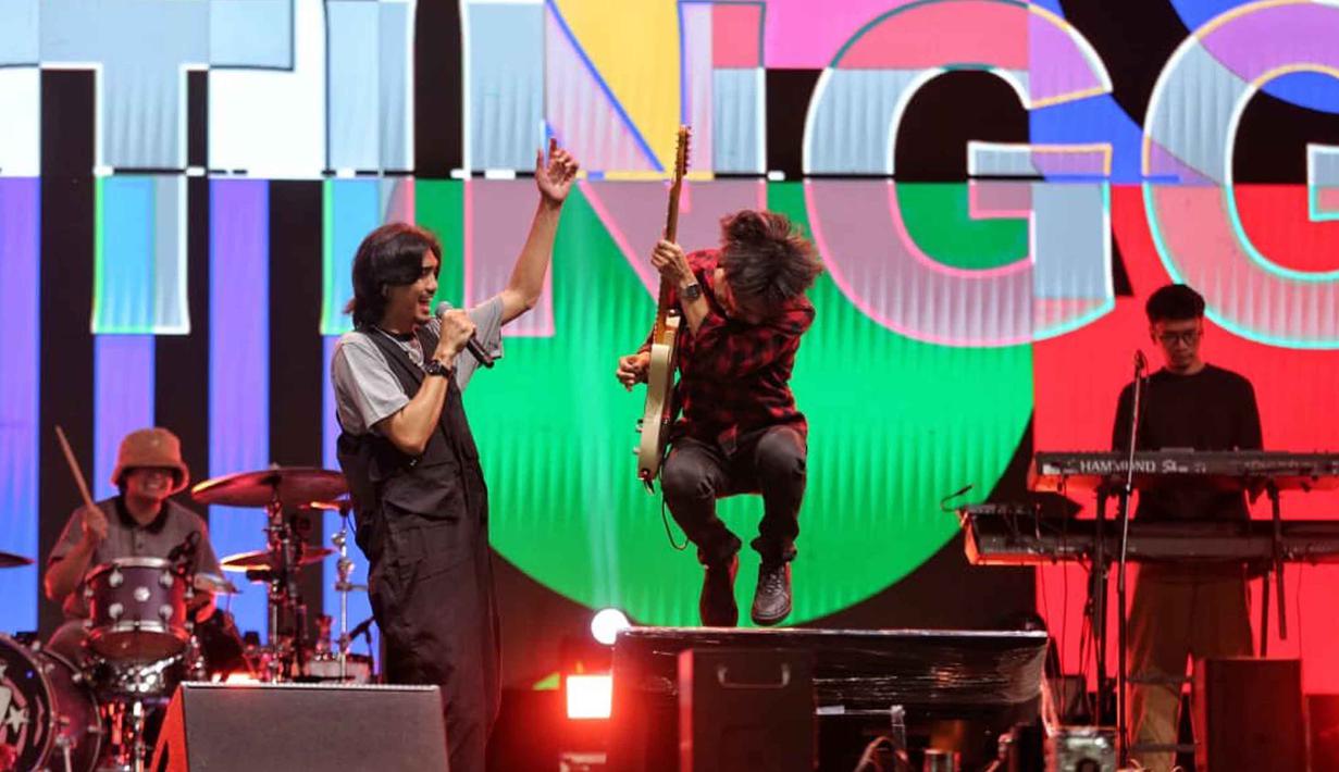 Naik ke atas panggung tepat pada pukul 20.00 WIB, Sheila On 7, tanpa banyak basa-basi, langsung menggebrak lewat lagu-lagu hits yang membuat suasana Stadion Madya, Kompleks Gelora Bung Karno, Senayan, Jakarta seketika berubah menjadi arena karaoke massal. Tampak dalam foto, grup band legendaris asal Yogyakarta, Sheila On 7 saat tampil pada hari kedua gelaran KapanLagi Buka Bareng (KLBB) Festival 2026 di Stadion Madya, Kompleks Gelora Bung Karno, Senayan, Jakarta, Minggu 1 Maret 2026. (Fimela.com/Adrian Putra)