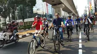 Gubernur DKI Jakarta Anies Baswedan Menjajal Jalur Sepeda di Ruas Jalan Jakarta Selatan, Sabtu (12/10/2019). (Foto: Ady Anugrahadi/Liputan6.com)