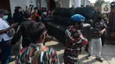 Petugas gabungan melakukan eksekusi lahan rumah warga Kelurahan Pulogebang RT 20 RW 06 (dahulu RT 08/RW 06) di Jakarta, Selasa (8/6/2021). Eksekusi lahan tersebut berakhir ricuh. (merdeka.com/Imam Buhori)