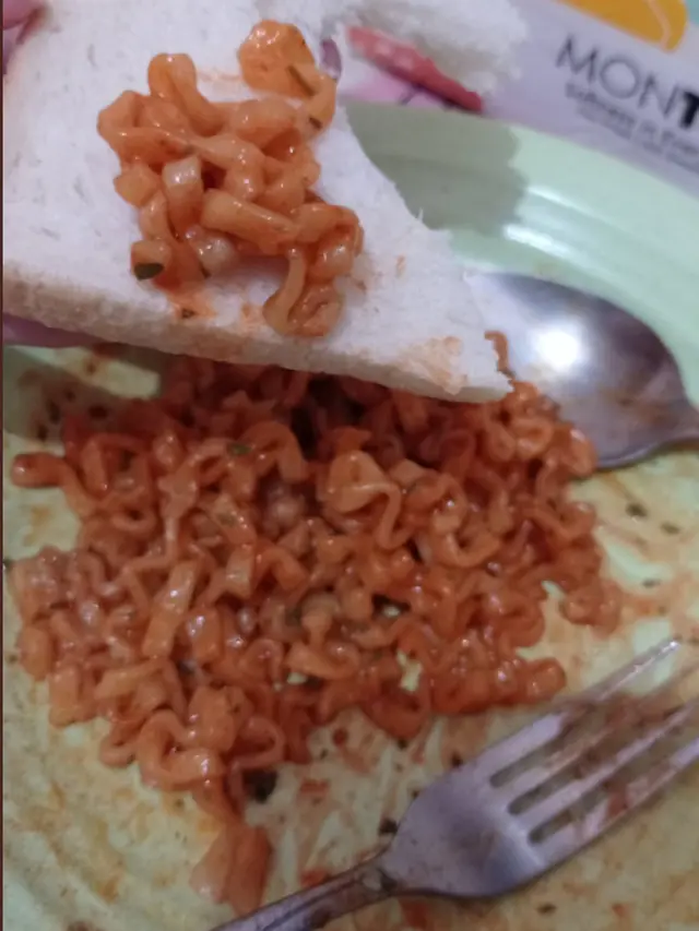 6 Potret Nyeleneh Makan Mi Pakai Roti Tawar, Banyak yang Sebut Enak