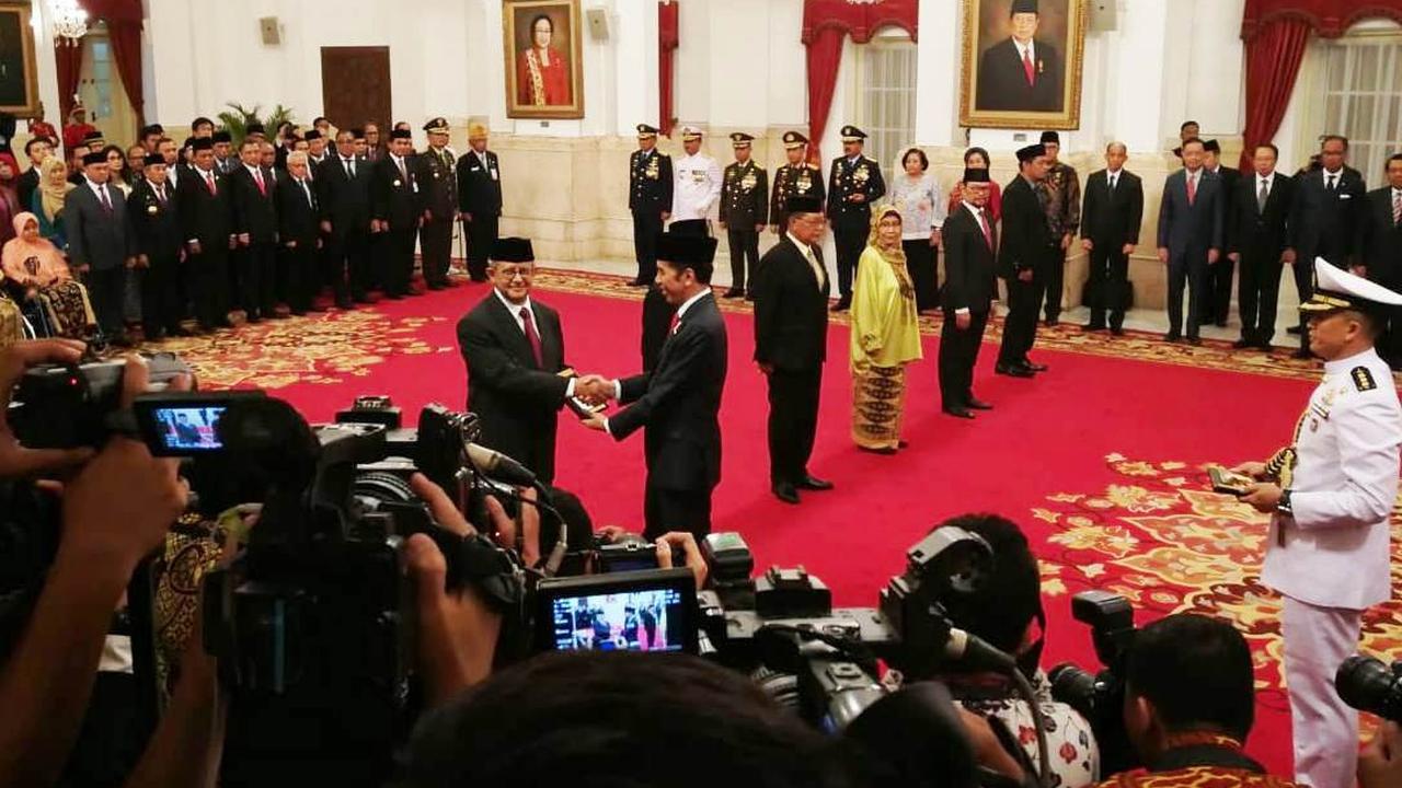 Presiden Jokowi memberi gelar pahlawan kepada sejumlah tokoh