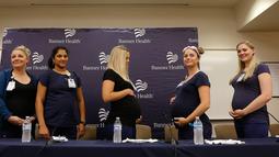 Sebagian dari 16 suster di bagian gawat darurat yang sedang hamil bersamaan ketika konferensi pers di sebuah rumah sakit di Mesa, Arizona, 17 Agustus 2018. Jumlah itu setara dengan 10% dari seluruh suster yang bertugas di bagian UGD. (AP/Ross D. Franklin)