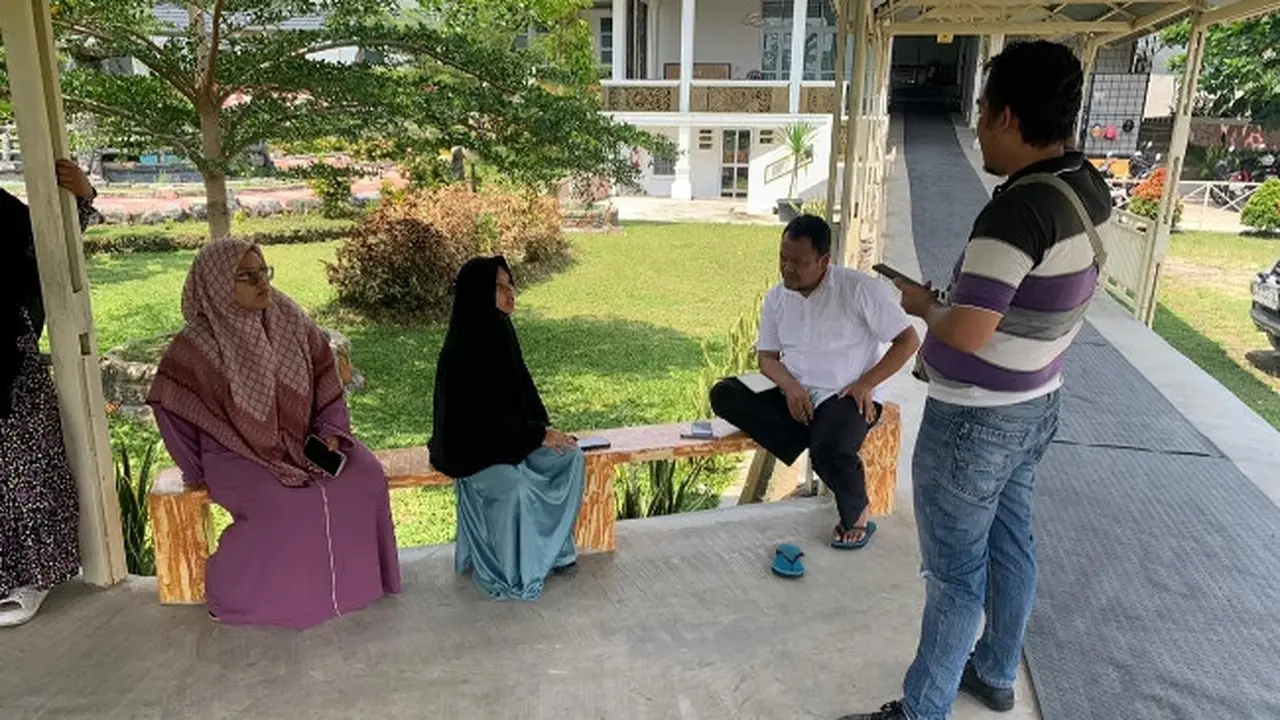 Keluarga santriwati keracunan makanan menunggu di rumah sakit Ujung Tanjung, Rokan Hilir.