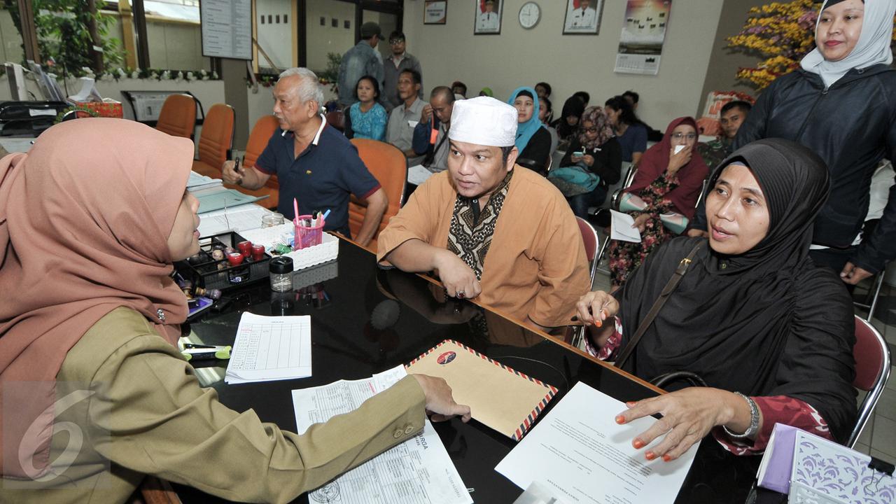 20160829-Urus e-KTP, Warga Geruduk Kantor Kelurahan Srengseng Sawah-Jakarta