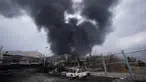 Kepulan asap tebal membubung dari fasilitas penyimpanan minyak yang terkena serangan AS-Israel pada Sabtu 7 Maret 2026 malam di Teheran, Iran, Minggu 8 Maret 2026. Militer Israel kembali melancarkan serangan udara yang menargetkan sejumlah fasilitas infrastruktur energi di Iran, khususnya di wilayah Teheran dan sekitarnya. (AP Photo/Vahid Salemi)