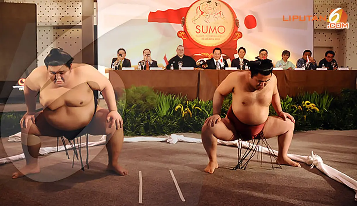 Dengan mengenakan pakaian pertandingan sumo (kesho mawashi), pegulat sumo melakukan ritual menghentak kaki. (Liputan6.com/Helmi Fithriansyah)