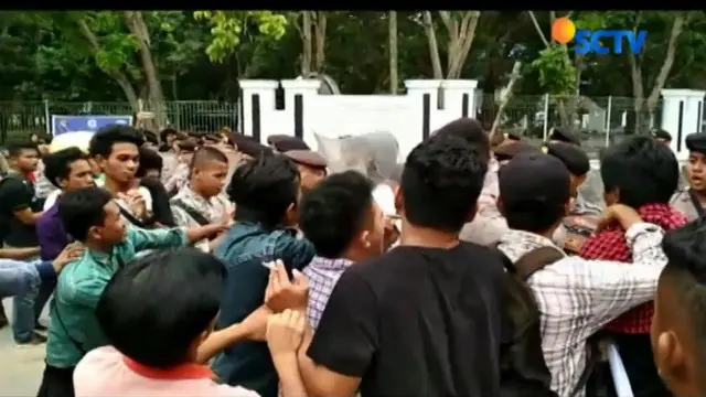 Para mahasiswa menuntut agar pelaku penganiayaan terhadap warga dalam kasus sengketa lahan di Kelurahan Bende, Kota Kendari,