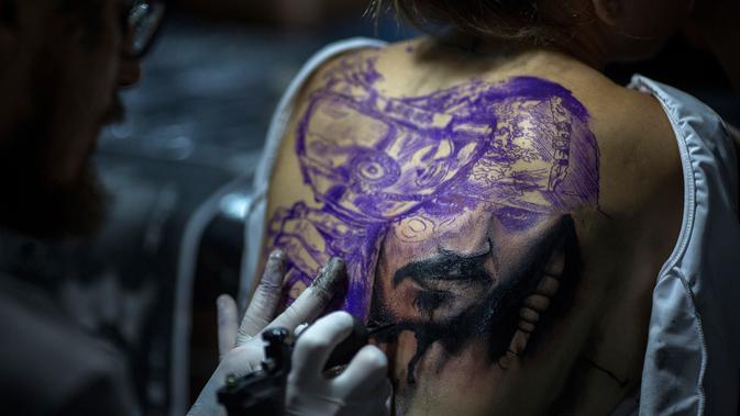  Gambar Tato Wajah  Wanita Di Punggung Inspirasi Desain 