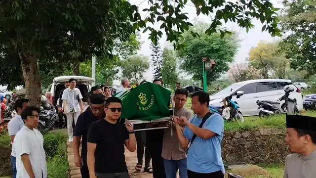 Tangis haru Ezra Mandira putra Dina Mariana saat prosesi pemakaman