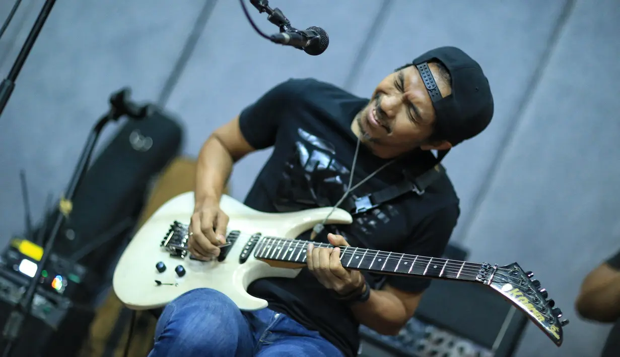 Ada yang berbeda dalam penampilan Slank nanti. Kaka CS akan bertukar lagu dengan Sheila On 7. Slank akan membawakan lagu milik Sheila, begitu juga dengan sebaliknya. (Adrian Putra/Bintang.com)