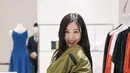 Tiffany juga stylish dengan bomber jaket oversize warna hijau army yang dipadukan rok hitamnya.  [@tiffanyyoungofficial]