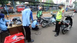 Adapun mekanisme tilang akan diberlakukan dengan besaran kendaraan roda dua atau motor tak lolos uji emisi sebesar Rp 250 ribu, sementara roda empat atau lebih sebesar Rp 500 ribu. (merdeka.com/Arie Basuki)