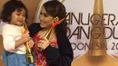 Penyanyi dangdut asal Depok, Jawa Barat, Ayu Ting Ting menyabet tiga penghargaan dalam ajang Anugerah Dangdut Indonesia 2016. Dalam ajang itu, namanya masuk dalam tiga kategori, dan berhasil disabet semuanya. (Instagram)