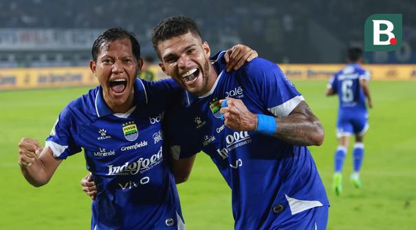 Pemain Persib Bandung, Berguinho (kanan) merayakan golnya bersama Adam Alis pada laga pekan ke-18 BRI Super League 2025/2026 melawan PSBS Biak di Stadion GBLA, Kota Bandung, Minggu (25/1/2026) malam. (Bola.com/Erwin Snaz)