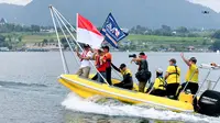 Bendera merah putih berkibar saat Penjabat (Pj) Gubernur Sumatera Utara (Sumut) Hassanudin memimpin Lap Parade membuka balapan internasional F1 Powerboat 2024 Danau Toba