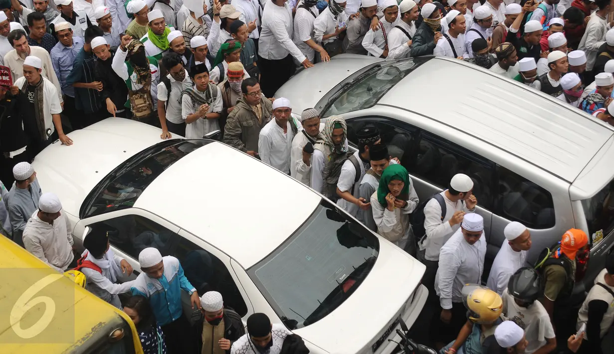 Ribuan Umat muslim  memenuhi ruas jalan Medan Merdeka  untuk melakukan aksi di depan Balai Kota Jakarta, Jumat (14/10). Mereka mendesak Gubernur DKI Jakarta, Basuki Tjahaja Purnama mundur. (Liputan6.com/Hemi Fithriansyah)