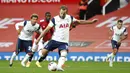 Striker Tottenham Hotspur, Harry Kane, mencetak gol penalti ke gawang Manchester United pada laga Liga Inggris di Stadion Old Trafford, Minggu (4/10/2020). Tottenham menang dengan skor 6-1. (Carl Recine/Pool via AP)