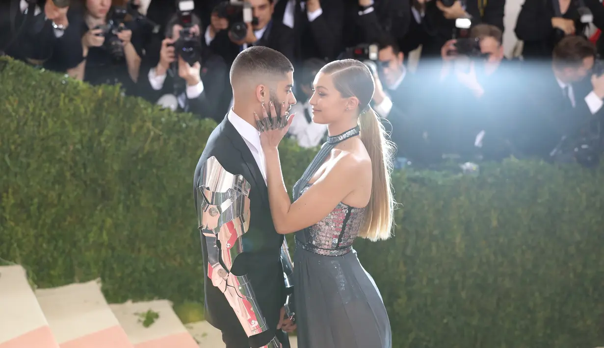 Bersama Zayn Malik, kedatangan Gigi Hadid ke tempat ibundanya di Los Angeles nampaknya dijadikan momen spesialnya untuk menghabiskan waktu bersama dengan keluarga. (AFP / NEILSON BARNARD / GETTY IMAGES NORTH AMERICA)