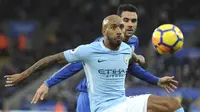 Gelandang Manchester City, Fabian Delph, berebut bola dengan gelandang Leicester City, Vicente Iborra, pada laga Premier League di Stadion King Power, Sabtu (18/11/2017). Manchester City menang 2-0 atas Leicester City. (AP/Rui Vieira)