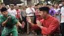 Cagub DKI Jakarta, Anies Baswedan menyaksikan seni silat tradional Betawi 'palang Pintu' saat mengunjungi kawasan Menteng Dalam, Jakarta, Kamis (2/2). (Liputan6.com/Yoppy Renato)