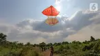 Sebuah layang-layang merah putih raksasa terbang diatas langit di kawasan Bambu Apus, Tangerang Selatan, Senin (17/8/2020). Layangan berukuran 10 X 9 meter yang ditarik menggunakan tambang diterbangkan dalam rangka memperingati HUT Ke-75 RI. (Liputan6.com/Fery Pradolo)