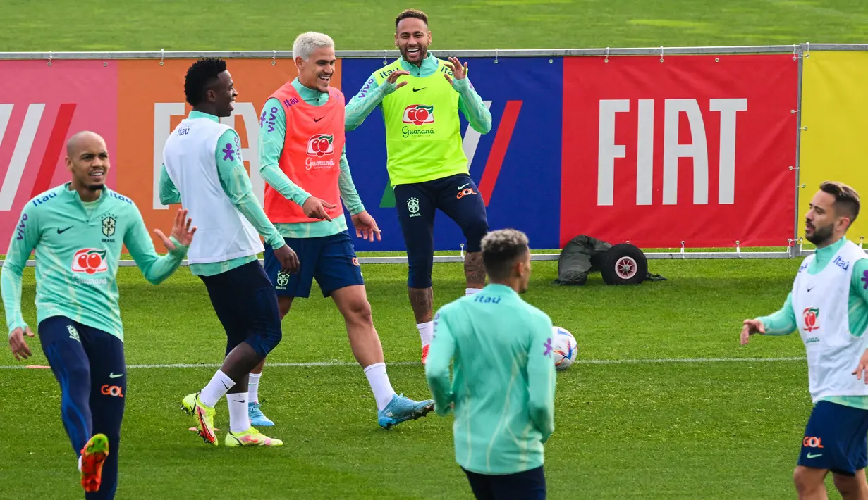 (Dari kiri) pemain timnas Brasil Fabinho, Vinicius Junior, Pedro, Neymar dan Everton Ribeiro (kanan) mengikuti sesi latihan persiapan menuju Piala Dunia 2022 di tempat latihan Continassa di Turin, Italia, Selasa (15/11/2022). Secara keseluruhan, skuat Brasil diisi para pesepak bola berkelas. (Vincenzo PINTO / AFP)