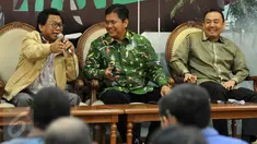 (Ki-ka) Wakil Ketua MPR Oesman Sapta Odang menyampaikan pandangan disaksikan Wakil Ketua Komisi IV Viva Yoga Mauladi dan Anggota Komisi IX M Iqbal dalam diskusi dialektika di Kompleks Parlemen Senayan, Jakarta, Kamis (9/6). (Liputan6.com/Johan Tallo)