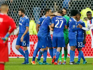 Para pemain Juventus merayakan kemanangannya seusai pertandingan penyisihan grup H Liga Champion di stadion Parc Olympique Lyonnais, Lyon, Perancis (18/10). Juventus berhasil mengalahkan Olympique Lyon dengan skor 0-1. (Reuters/Robert Pratta)