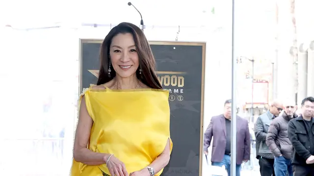 Pesona Effortless Michelle Yeoh Resmikan Hollywood Walk of Fame Miliknya dengan Gaun Dior dan Jam Tangan Mewah